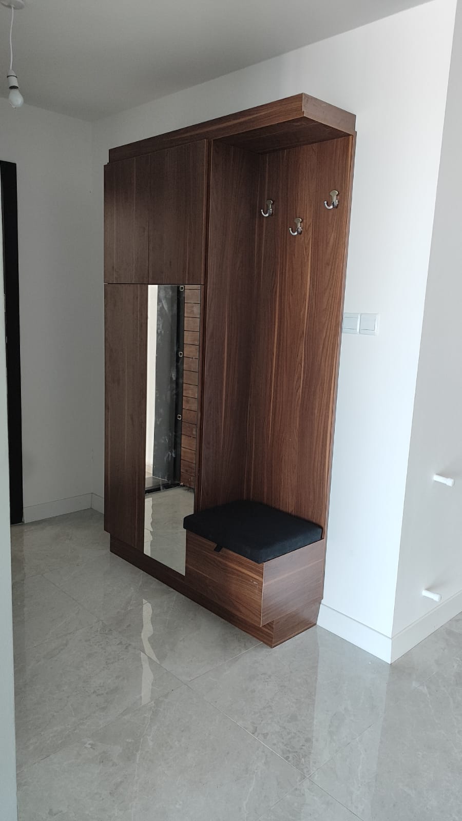 Entrance wardrobe and seating unit